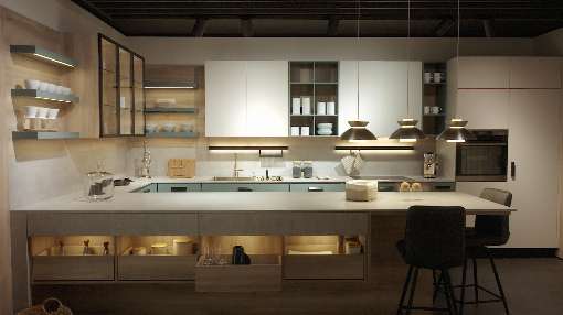 Bilder 2-4: Furnier ist eines der wichtigsten Oberflächenmaterialien bei den individuellen und hochmodernen Küchen des Unternehmens. Fotos: IFN